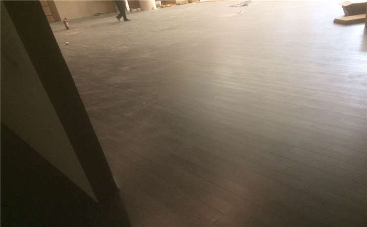 橡膠木實木運動地板有色差怎么辦?